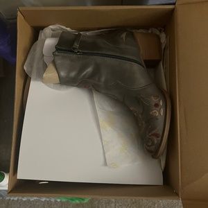 Size 6 gray flowered boots by sofft
